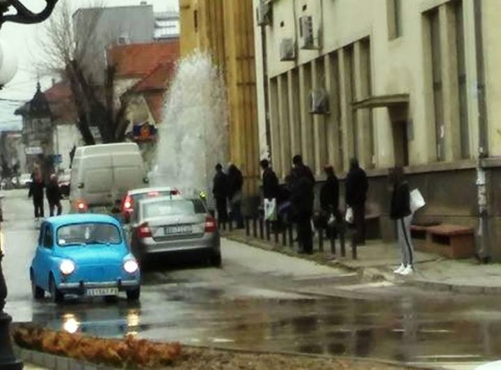 Gejzir na Svetoilijskoj okupao ljude koji čekaju autobus