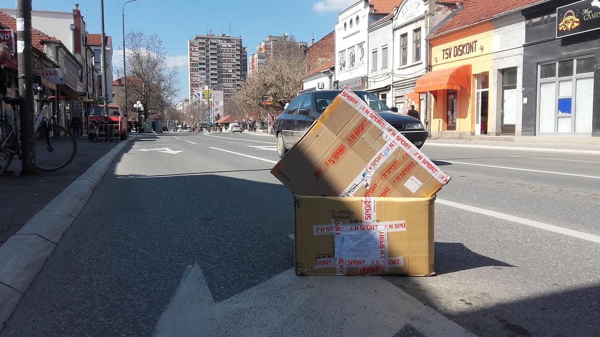 SLIKA DANA Prazne kutije usporavaju saobraćaj na Bulevaru oslobođenja