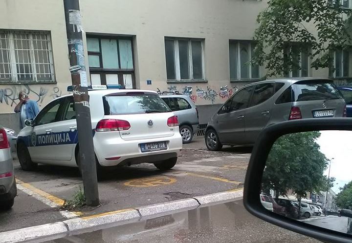 SRAMOTA! Policajci parkirali na mestu za invalide