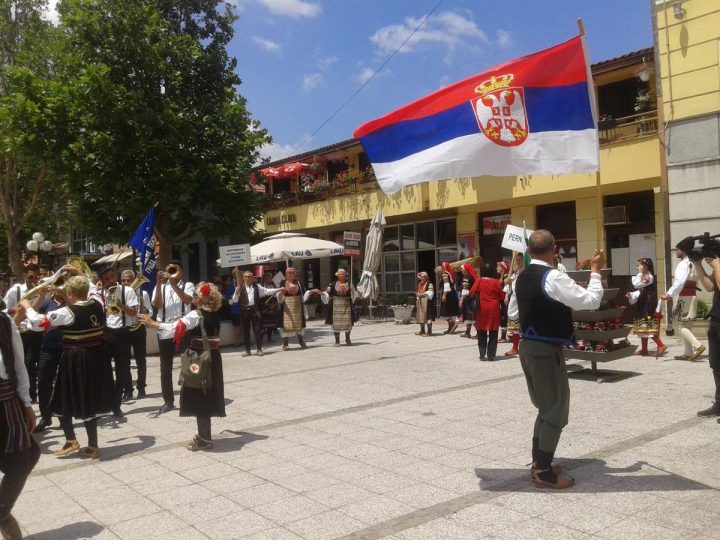 Defile folkloraca kroz centar Lebana