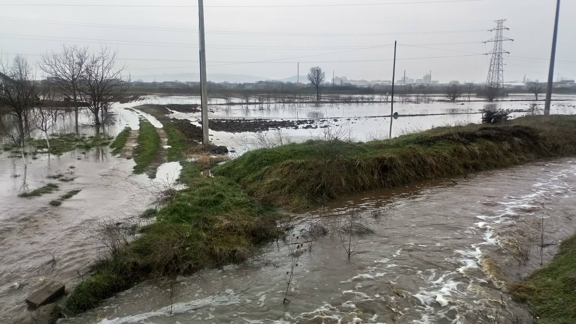 Poplavljene i oranice u naselju Ančiki (FOTO)