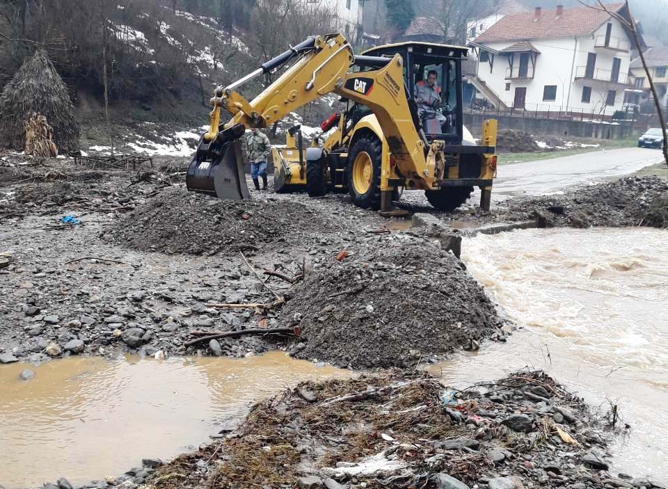 VANREDNA ODBRANA OD POPLAVA: Vlasotince bez vode, poplavljeno Stajkovce