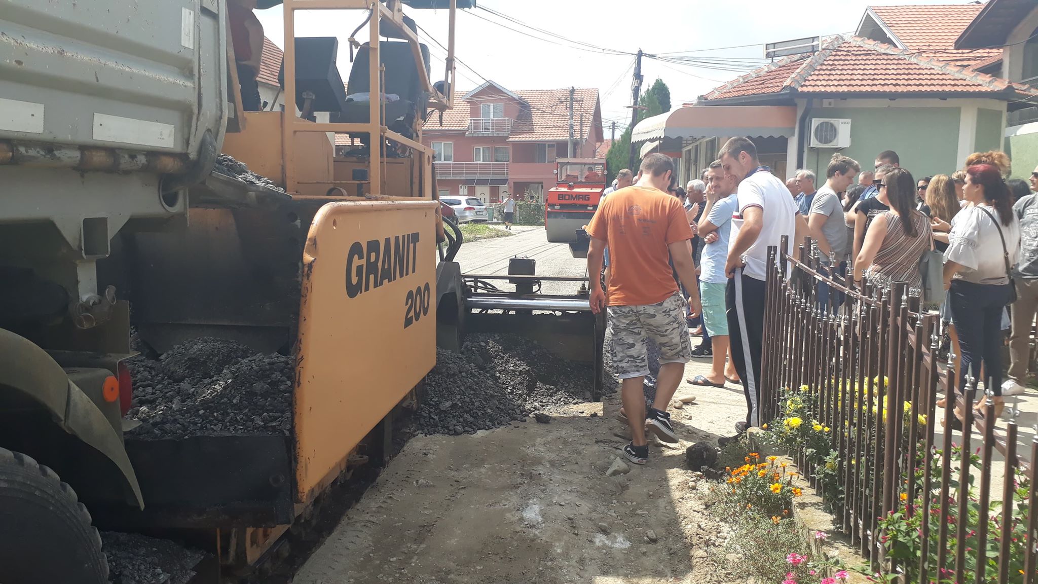 Napravili velelepne vile bespravno zauzimajući ulice, a sada im svi drugi krivi što ne dobijaju pravi asfalt